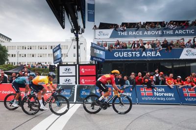 Arctic Race of Norway 2025 – Syklister passerer målgang. Foto.