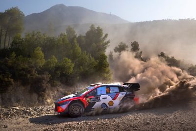 Der Hyundai i20 N Rally1 der Fahrer Fourmaux und Coria fährt bei einer Ralley über eine staubige Schotterpiste.