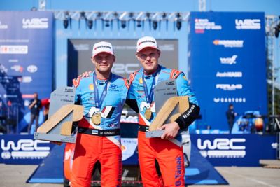 Das Hyundai Team Ott Tänak and Martin JJärveoja mit dem Siegerpokal der Akropolis Ralley 2025. 