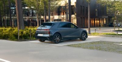 En IONIQ 5 parkert på en parkeringsplass. Foto.