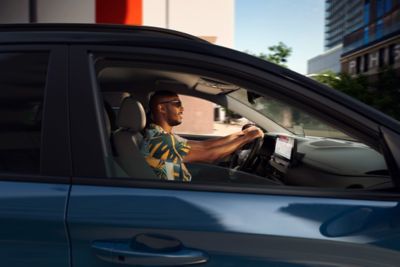 Un hombre conduce el nuevo Hyundai KONA Eléctrico.