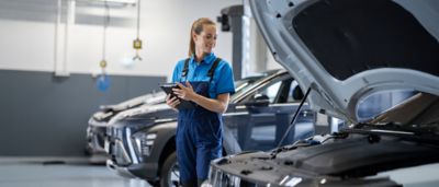 Il Meccanico Hyundai che controlla i freni di una Hyundai.