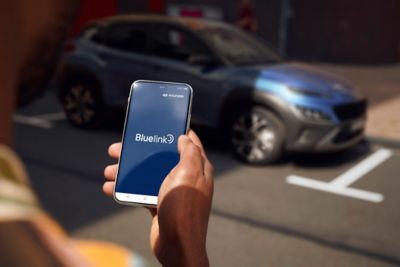 Nové kompaktní SUV Kona Hybrid lze ovládat pomocí technologie Bluelink®.
