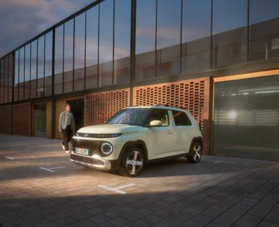 Hyundai INSTER con donna avanti