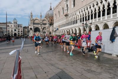 Vista posteriore 3/4 di nuova Hyundai IONIQ 9 con le montagne sullo sfondo.