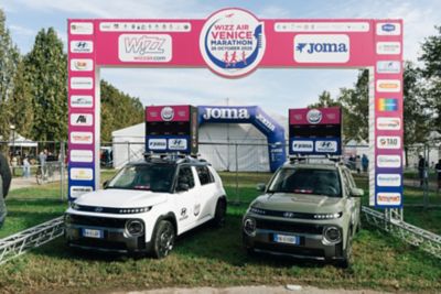 Una donna mentre sale a bordo di Hyundai INSTER dalla portiera anteriore