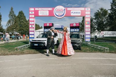 Un uomo si allontana da nuova Hyundai INSTER