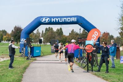 Un uomo si allontana da nuova Hyundai INSTER