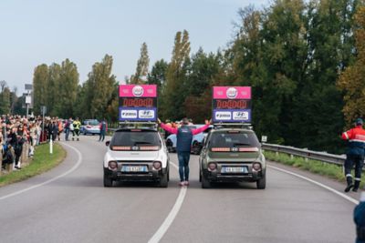 Una donna mentre sale a bordo di Hyundai INSTER dalla portiera anteriore