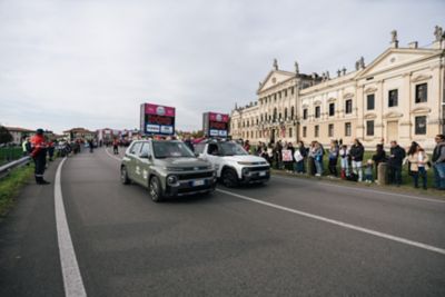 Una donna mentre sale a bordo di Hyundai INSTER dalla portiera anteriore