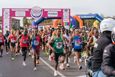 Una donna mentre sale a bordo di Hyundai INSTER dalla portiera anteriore