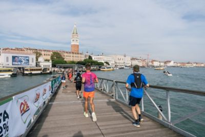 Un uomo si allontana da nuova Hyundai INSTER