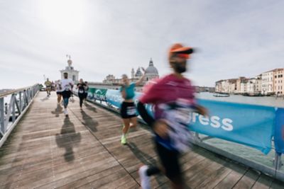 Una donna mentre sale a bordo di Hyundai INSTER dalla portiera anteriore