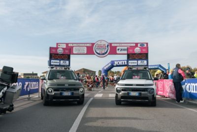 Una donna mentre sale a bordo di Hyundai INSTER dalla portiera anteriore