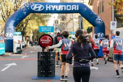 Nuova Hyundai BAYON si ferma ad un attraversamento pedonale