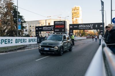 Nuova Hyundai BAYON si ferma ad un attraversamento pedonale