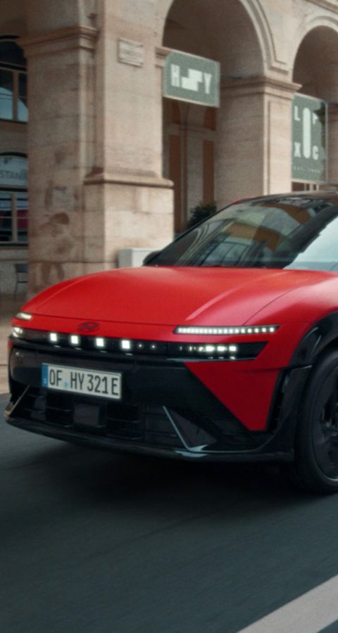 Standbild aus einem Fahrvideo des Hyundai IONIQ 3 N Line in Rot.