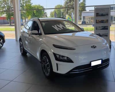 Un dettaglio sull'auto dall'interno dello showroom