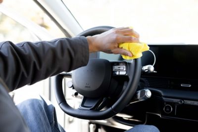 En mann vasker rattet i en IONIQ 5. Foto.