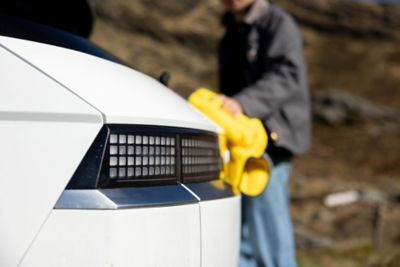 En IONIQ 5 blir tørket med en klut. Foto.