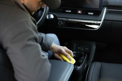 En mann vasker interiøret i en IONIQ 5. Foto.