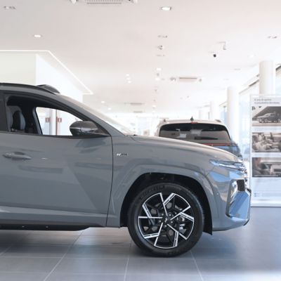 Donna carica un modello Hyundai aiutata da un'assistente Hyundai
