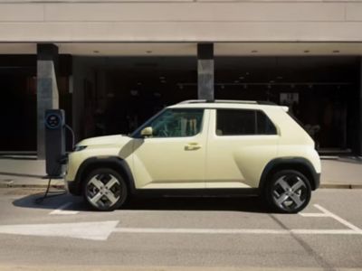 Yeni Hyundai INSTER küçük elektrikli otomobil şarj istasyonunda, %10’dan %80’e 30 dakikada şarj olduğu vurgulanıyor.