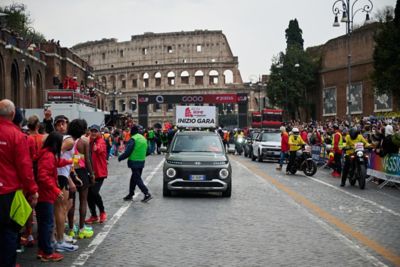 Vista dall’alto di 6 persone che escono dalla da IONIQ 9.