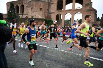 Vista dall’alto di 6 persone che escono dalla da IONIQ 9.