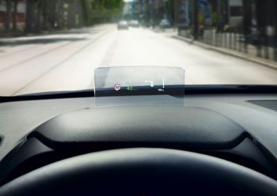Wyświetlacz head-up Nowego Hyundaia Kona Hybrid pokazuje ważne informacje na linii wzroku.