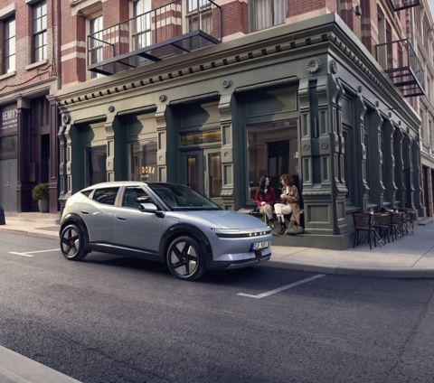 Elektromobil Hyundai IONIQ 3 zaparkovaný ve městě.