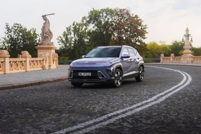 Hyundai KONA widziany z przodu.