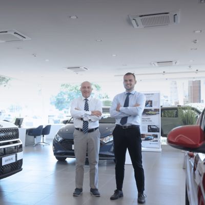 Assistente Hyundai controlla lo pneumatico di un modello Hyundai