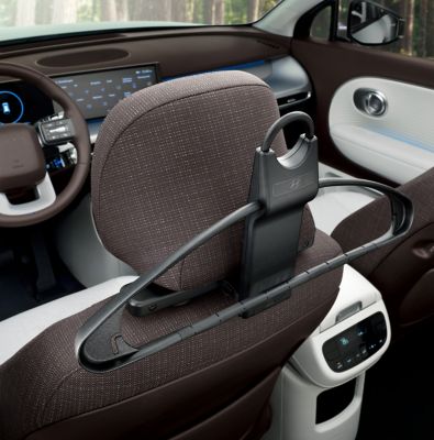 Hyundai IONIQ 9’da konfor aksesuarı 100W şarj kablosu.