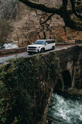 The Hyundai Santa Fe parked with the mountains in the background.