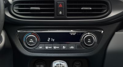 De volautomatische airconditioning stelt de temperatuur van de Hyundai i10 naar wens in.