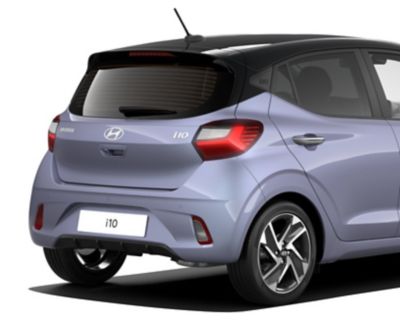 Heckansicht eines Hyundai i10, schräg von der Seite gesehen.