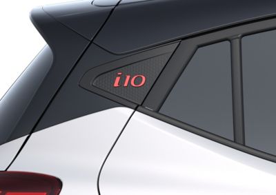 Červené logo i10 na C-sloupku