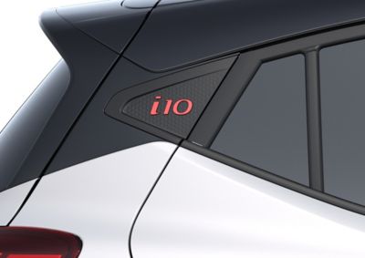 Rotes i10 Logo an der C-Säule eines Hyundai i10 N Line.