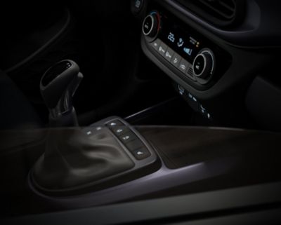 Подложката за безжично зареждане в централната конзола на Hyundai i10.