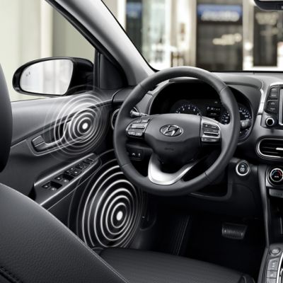 Der Innenraum eines Hyundai-Fahrzeugs mit Schwerpunkt auf dem Soundsystem.