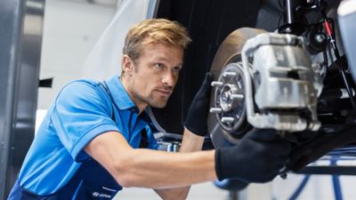   Ein Mechaniker, der die Reifen überprüft