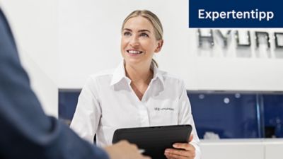 eine Hyundai Verkäuferin, die ein Tablet in der Hand hält