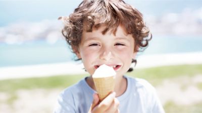 Kind isst ein Eis