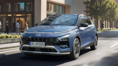Ein blauer Hyundai Kona fährt auf der Straße