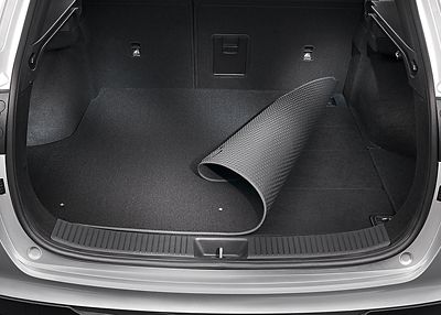 Eine wendbare, teilweise umgeklappte Matte im Kofferraum eines Hyundai. 