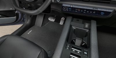 Tapis protecteurs en textile pour la Hyundai IONIQ 6 issus de la collection d’accessoires d’origine.