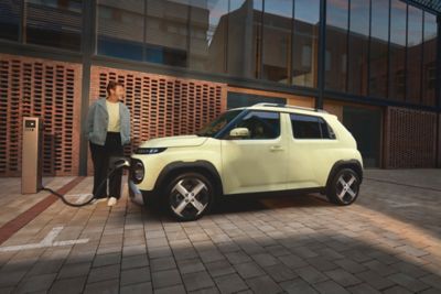 Hyundai INSTER na nabíjačke, pohľad zboku.