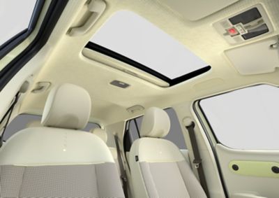 Hyundai INSTER Cross interieur met een man die uit het raam kijkt. 