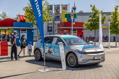 Ein Hyundai IONIQ 5 im Legoland-Design vor dem Eingang des LEGOLAND® Deutschland Resort.